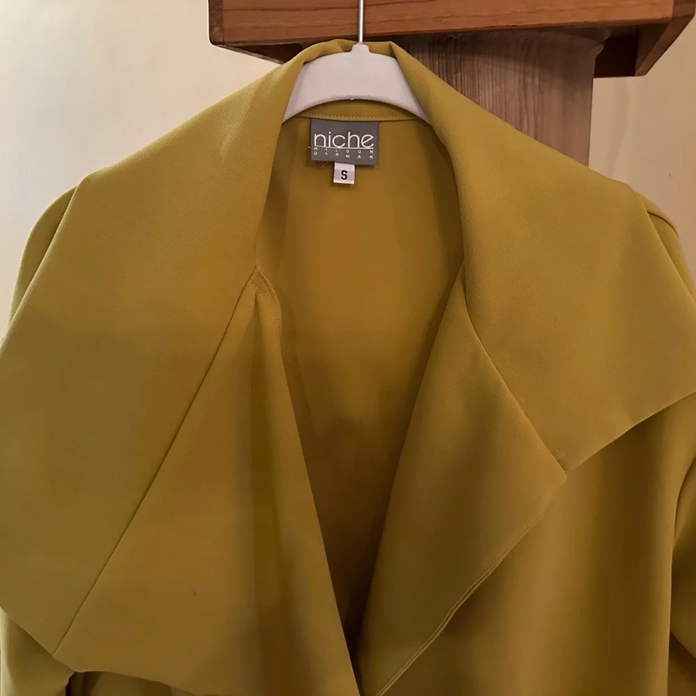 Niche mustard asymmetrical coat - Picture 4 of 5